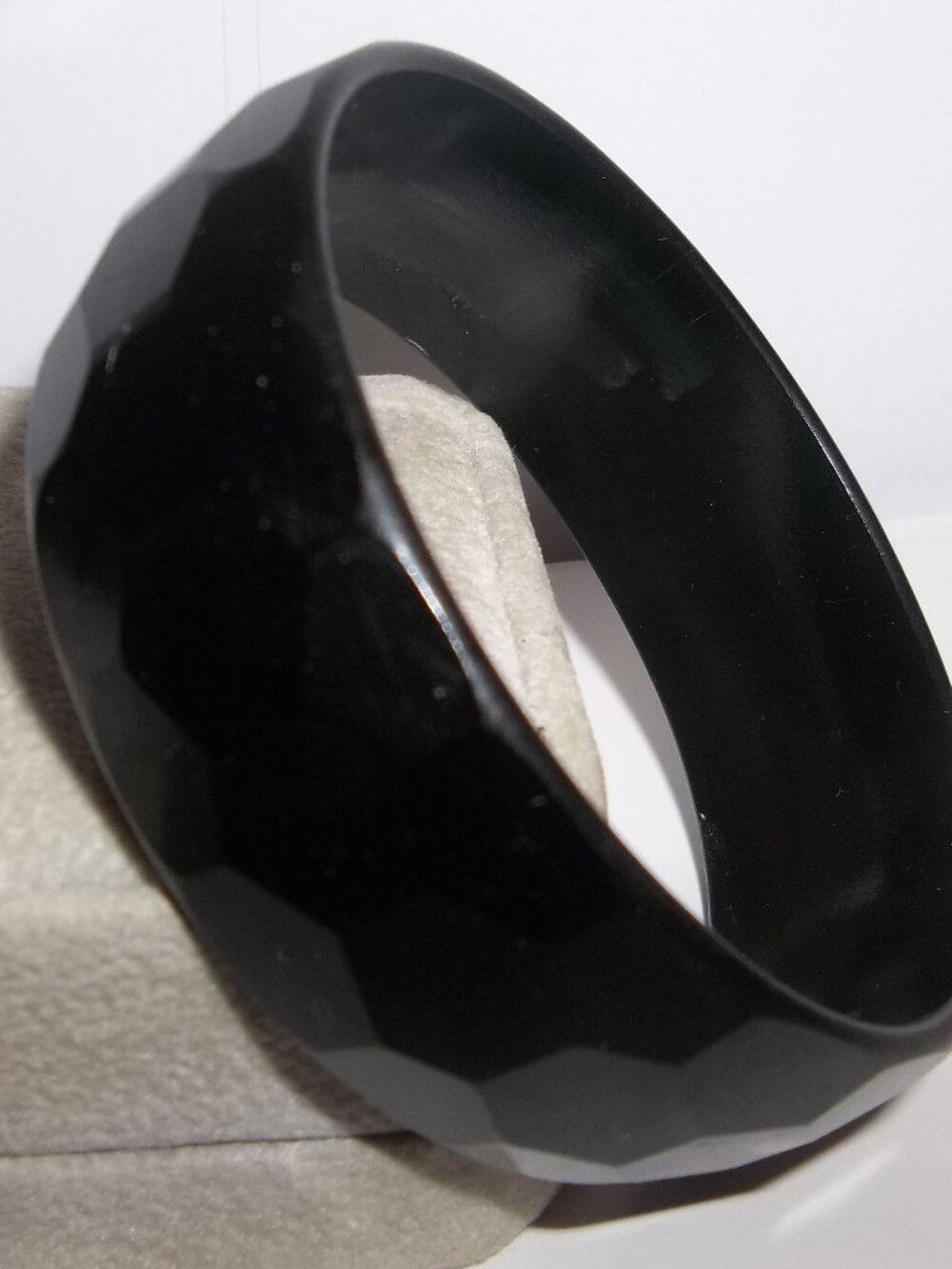 VINTAGE 1940's BAKELITE FACETED BLACK BANGLE BRACELET EUC
